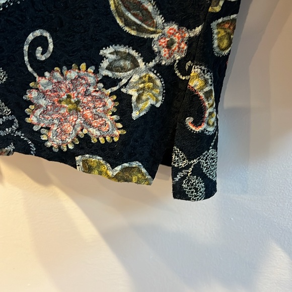 Women’s Small Notations 3/4 Length Sleeve Top Black w/Floral Pattern Side Slits - Picture 4 of 4